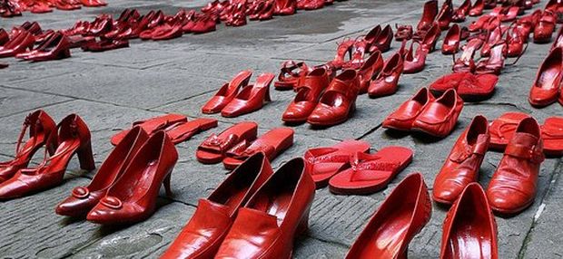 violenza-donne-scarpe-rosse 620