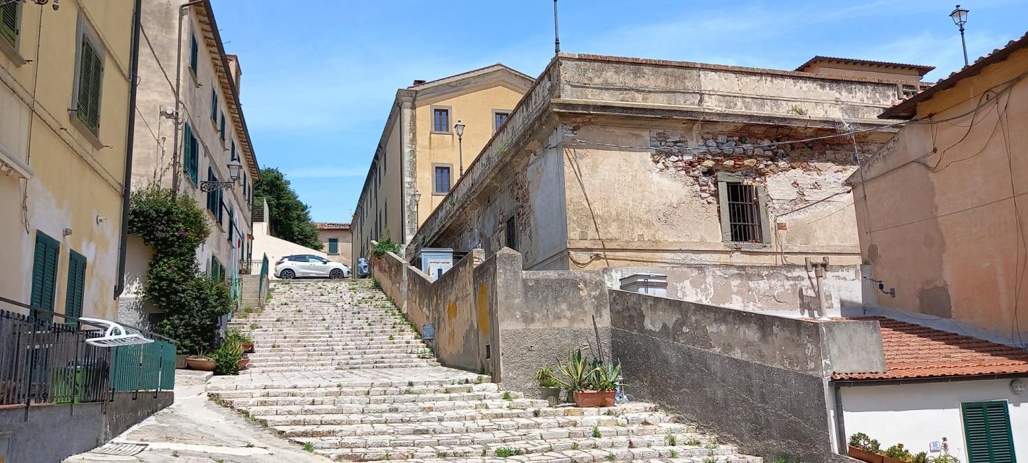 Facciata dei  forni e magazzini di S. Francesco con scalinata di S. Francesco