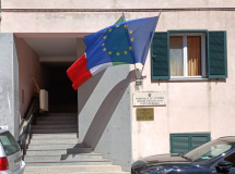 Sostituite le bandiere logore fuori dalla sede del Tribunale elbano