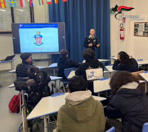 I Carabinieri incontrano gli studenti per una campagna di arruolamento di giovani con preparazione informatica/telematica