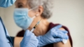 Vaccino over 80, dal 16 aprile prenotazione online e un numero verde a supporto