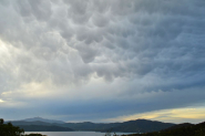 Fotocronaca: &quot;Mammatus Clouds&quot;, l&#039;insolito fenomeno delle nuvole &quot;mammellari&quot; in transito sui cieli elbani