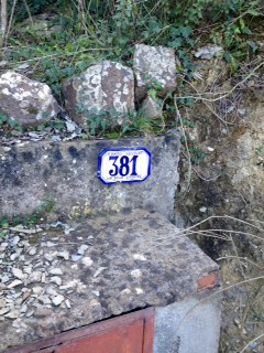 Il numero civico all'nizio del sentiero erroneamente indicato dal Parco
