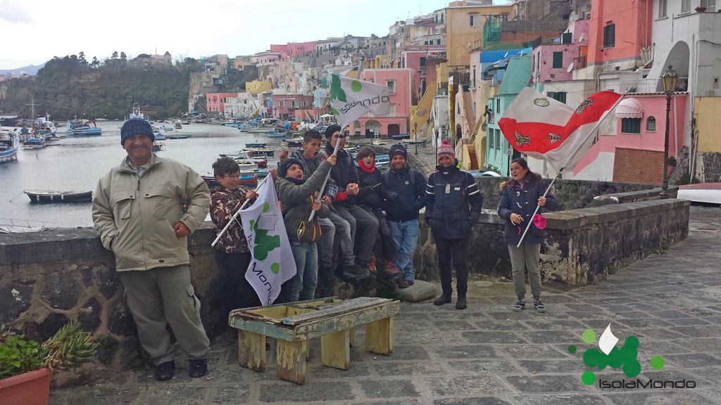 018 foto di gruppo a Corricella, il borgo dei pescatori a Procida