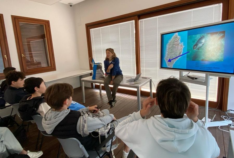 ragazzi con guida al CEA di Lacona