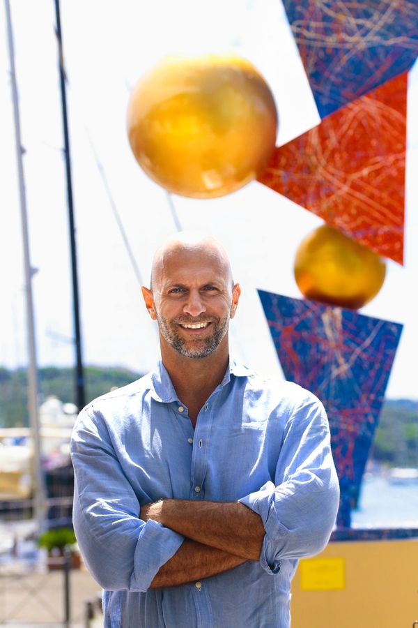 3 CESARE CATANIA DAVANTI ALLA SCULTURA MONUMENTALE ALL ISOLA D ELBA min