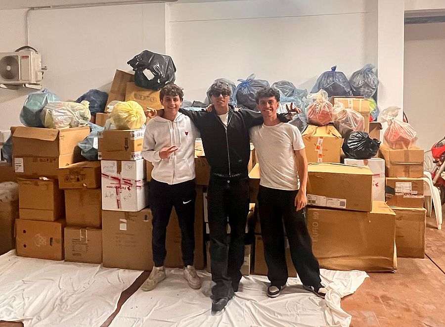 I ragazzi della Marina che aiutano