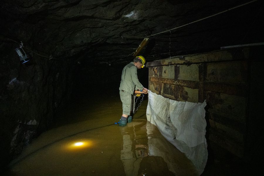 12.Roberto Ghezzi, ANADYOMENE, Installazione per la creazione di Naturografia, Miniere del Ginevro, Capoliveri, Isola d'Elba, 2024, ph. Luca Baldassari