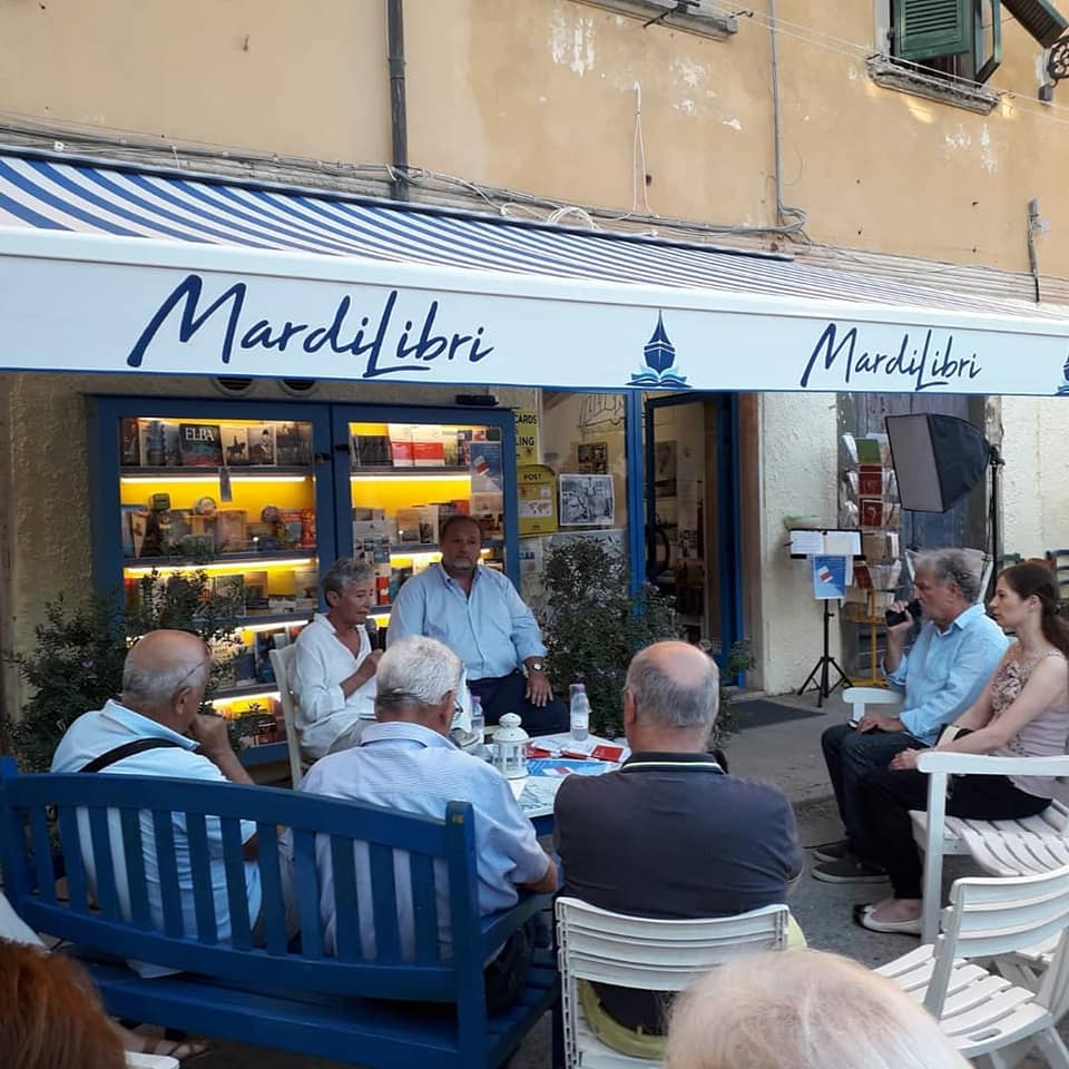 Isola d'Elba Portoferraio Presentazione libro Giornalismi la giornalista Antonella Danesi e il professor Francesco Pira un momento dell'evento