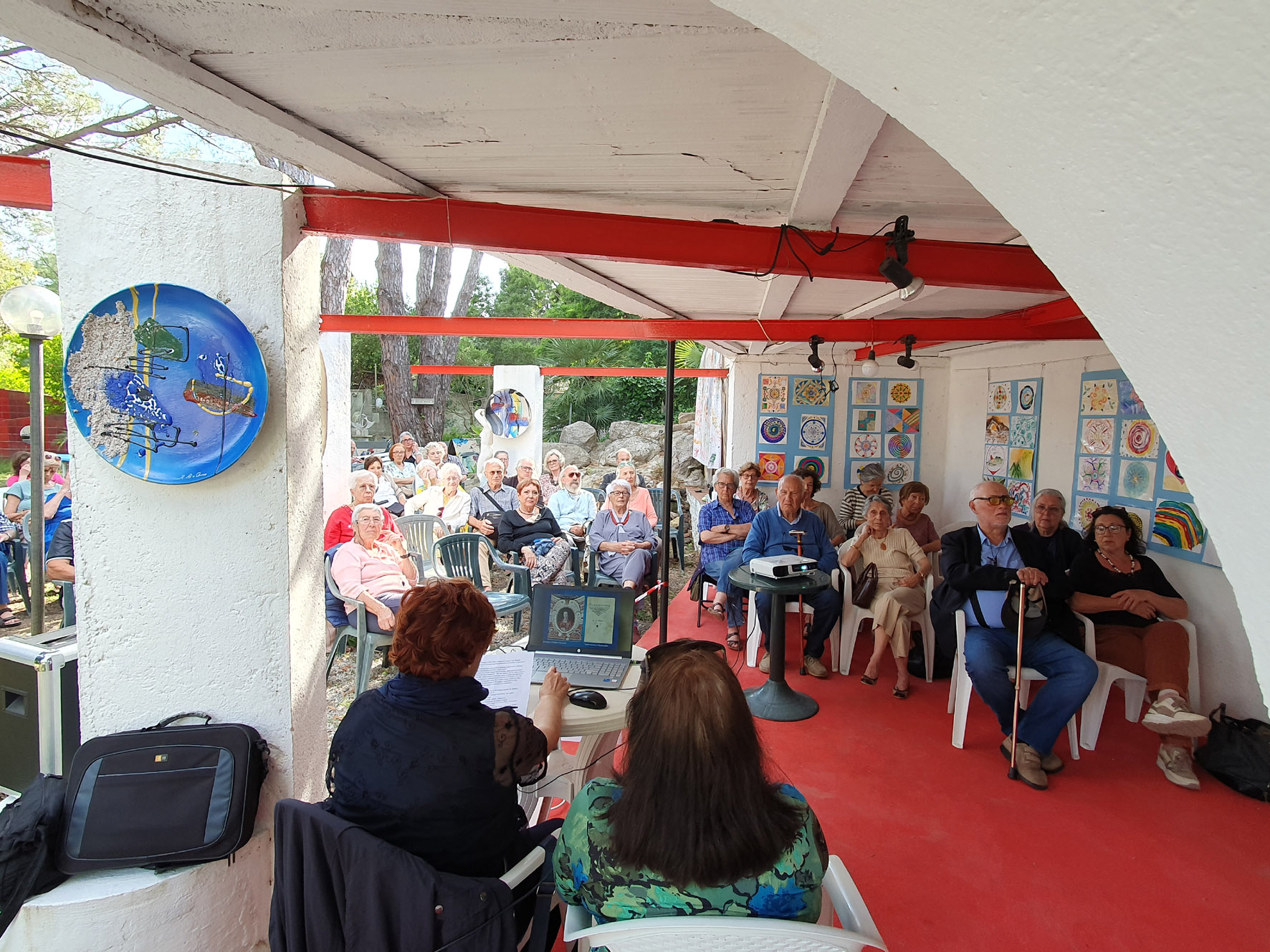 4  Sotto il portico i cartelloni dei Mandala