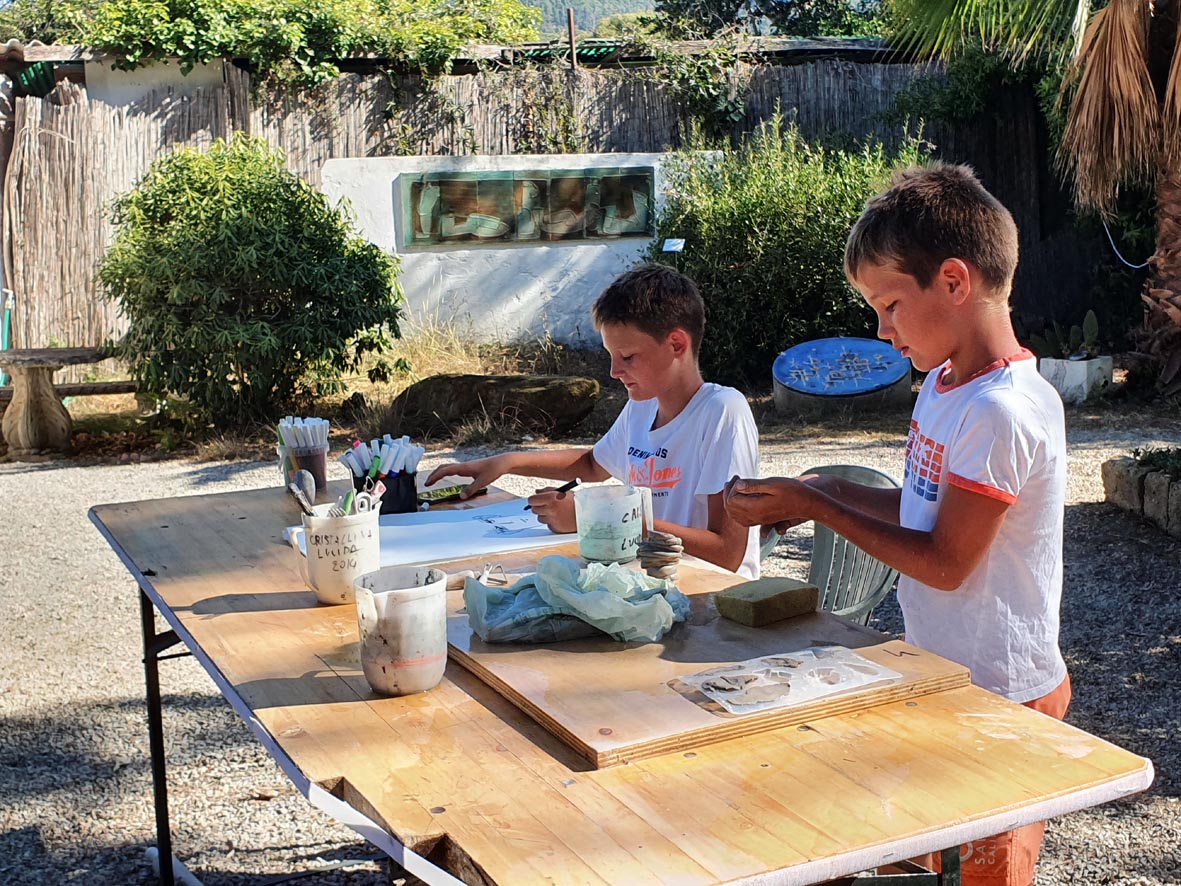 4  Bimbi con argilla e disegno