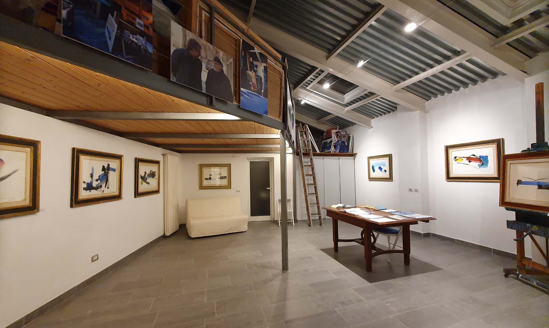 5 Mostra quattro mani