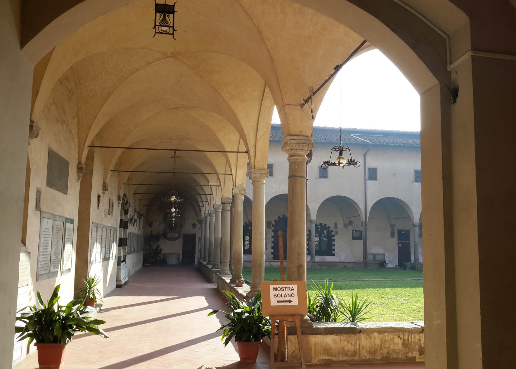 3 Chiostro e ingresso alla mostra