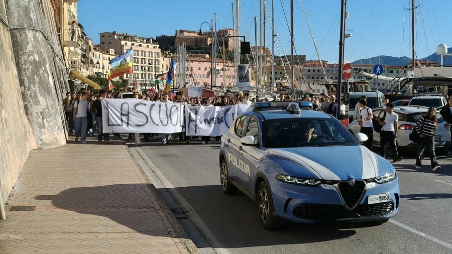 manifestazione scuola 30.10.26 polizia