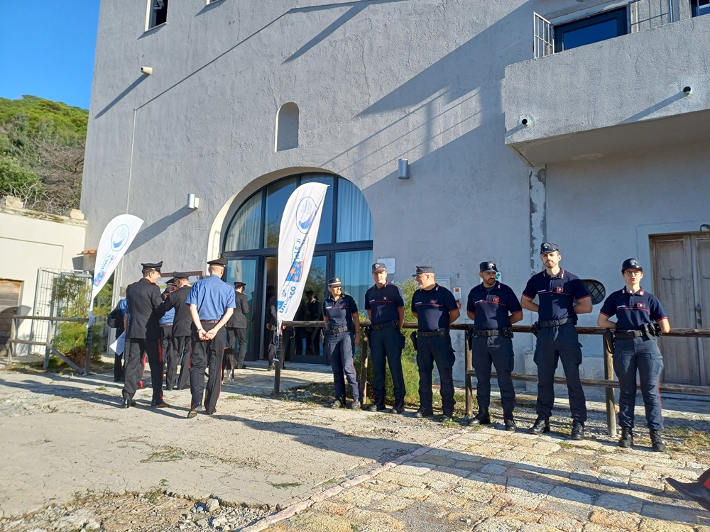 Ingresso ospiti salutati dal Reparto carabinieri PNAT