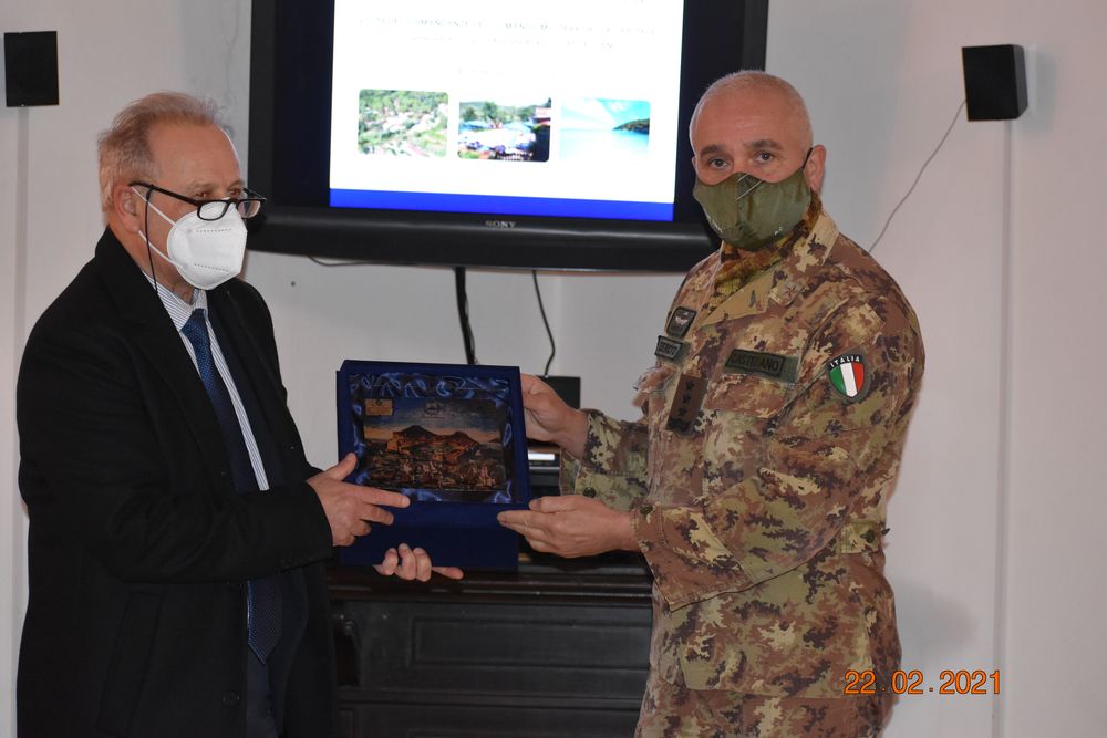 CONSEGNA CREST DEL SINDACO DOTT. ZINI AL GEN. CASTELLANO