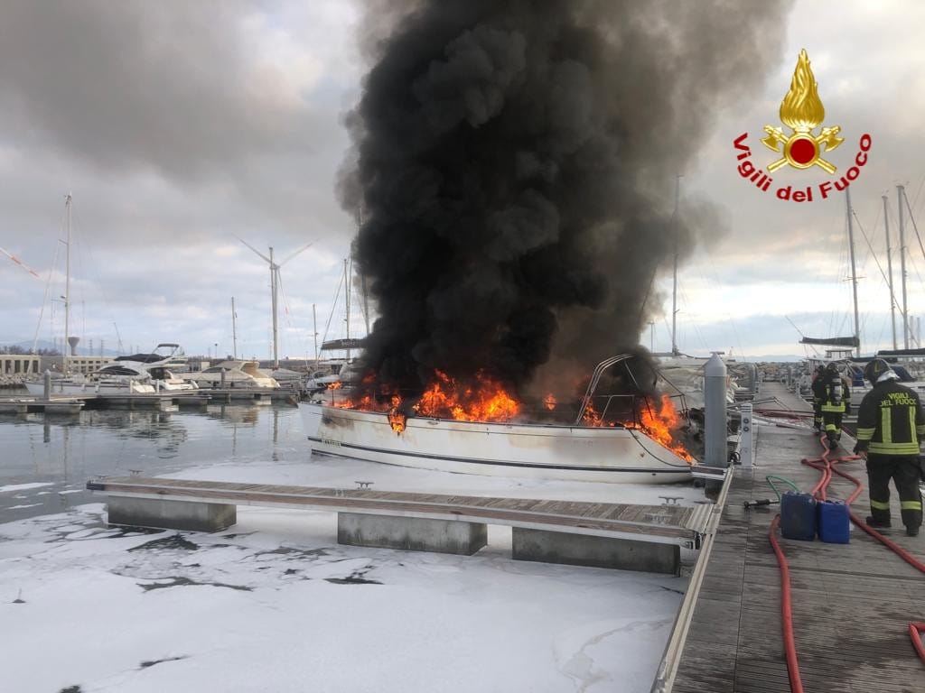 incendio natanti piombino (2)