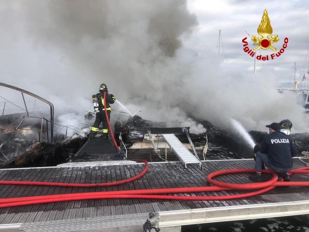 incendio natanti piombino (5)