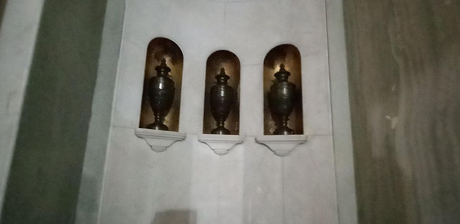 Cappella Votiva.Corridoio delle tre anfore in bronzo