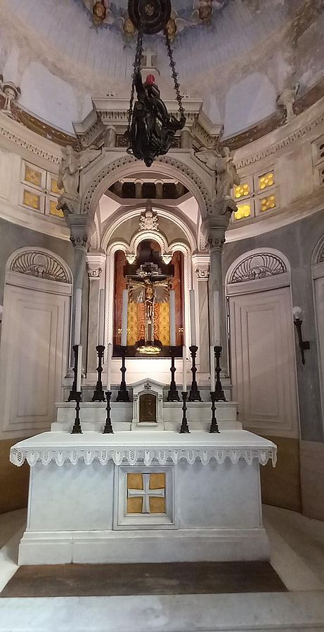 Chiesa di Maria Assunta. Altare della cappella votiva con crocifisso 4
