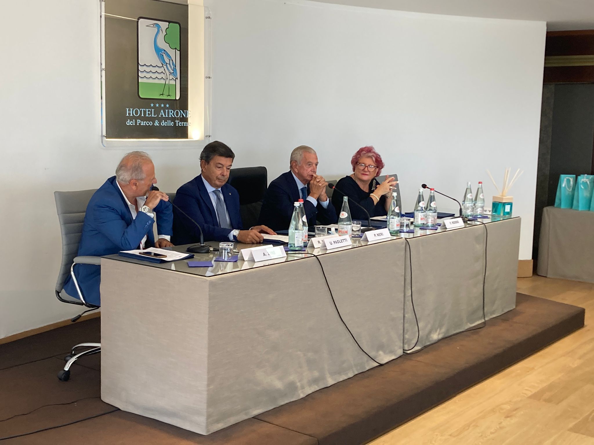 Foto 1 tavolo relatori zini neri paoletti rosso