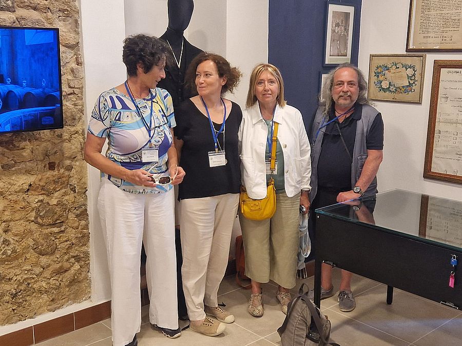 Foto 2. Ilaria Monti con Silvia, Lucia e Guido Cusmano all’interno del Museo di Storia Pianosina