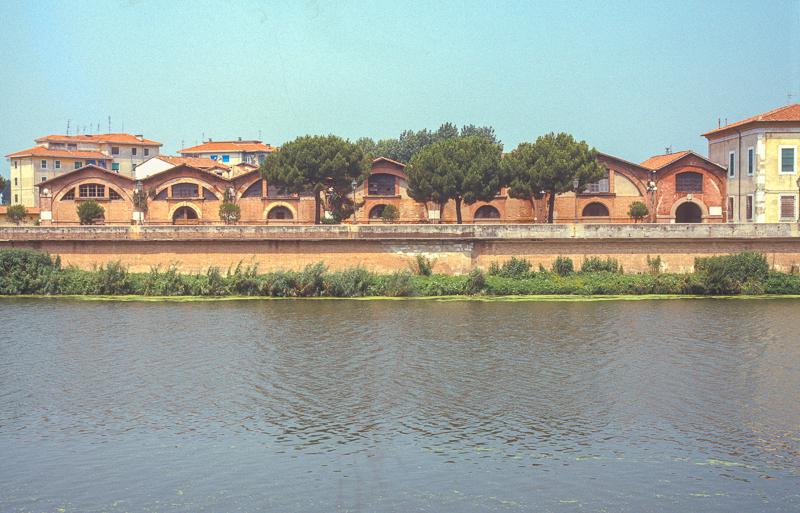 Pisa. Arsenali medicei lungo la riva del fiume Arno 4