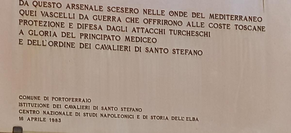 Portoferraio. Epigrafe marmorea posta sul muro della facciata dell’Arsenale delle Galeazze  3