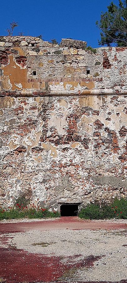 Foro oscuro e nero che si apre alla scarpa del bastione di Santa Fine