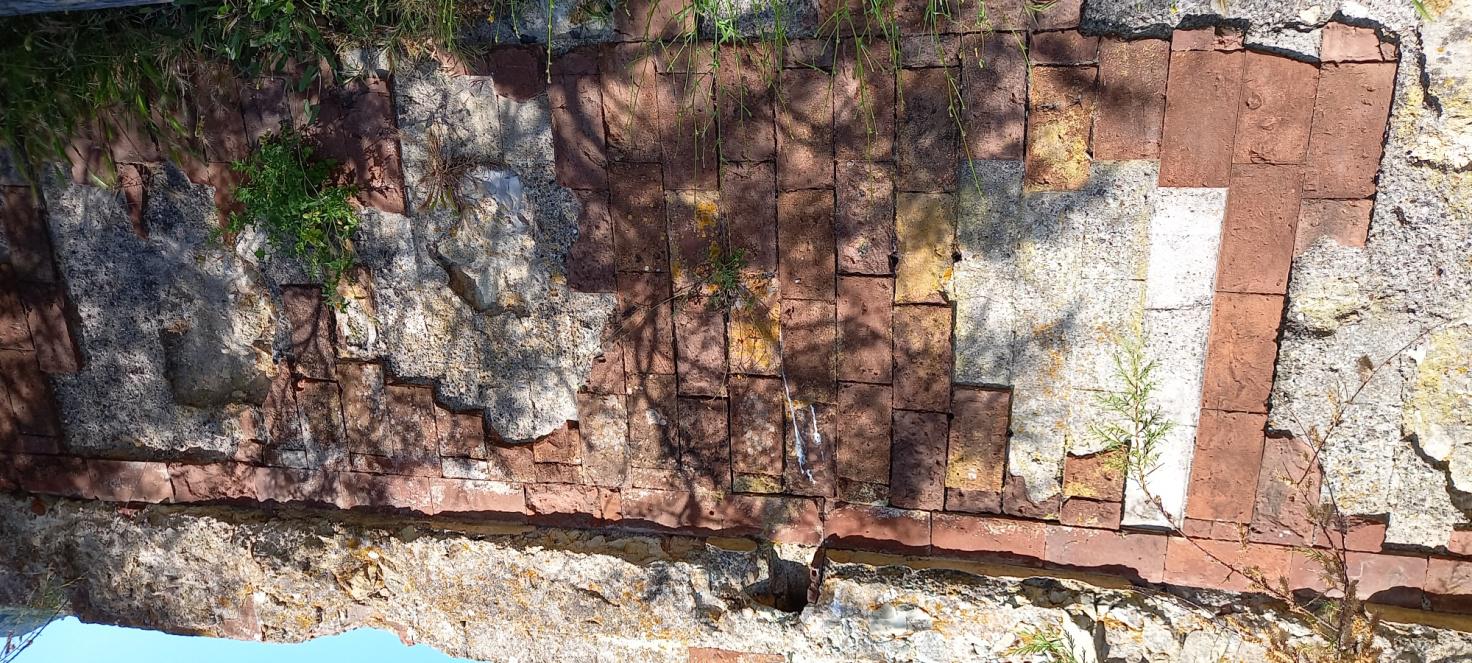 Linguella. Ruderi  del camin di ronda adagiati abbandonati  sulla spiaggetta 6