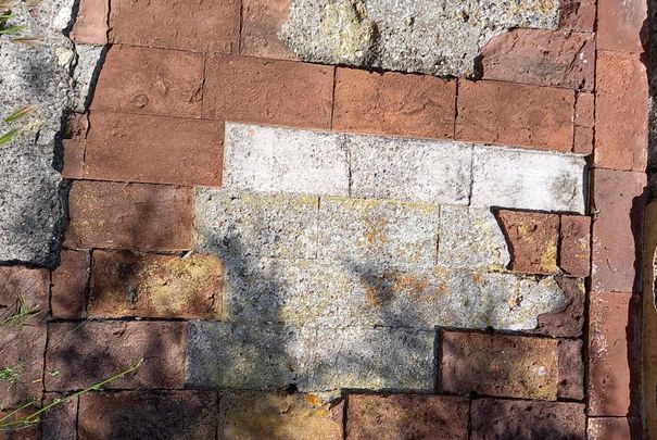 Linguella. Ruderi  del camin di ronda adagiati sulla spiaggetta 5