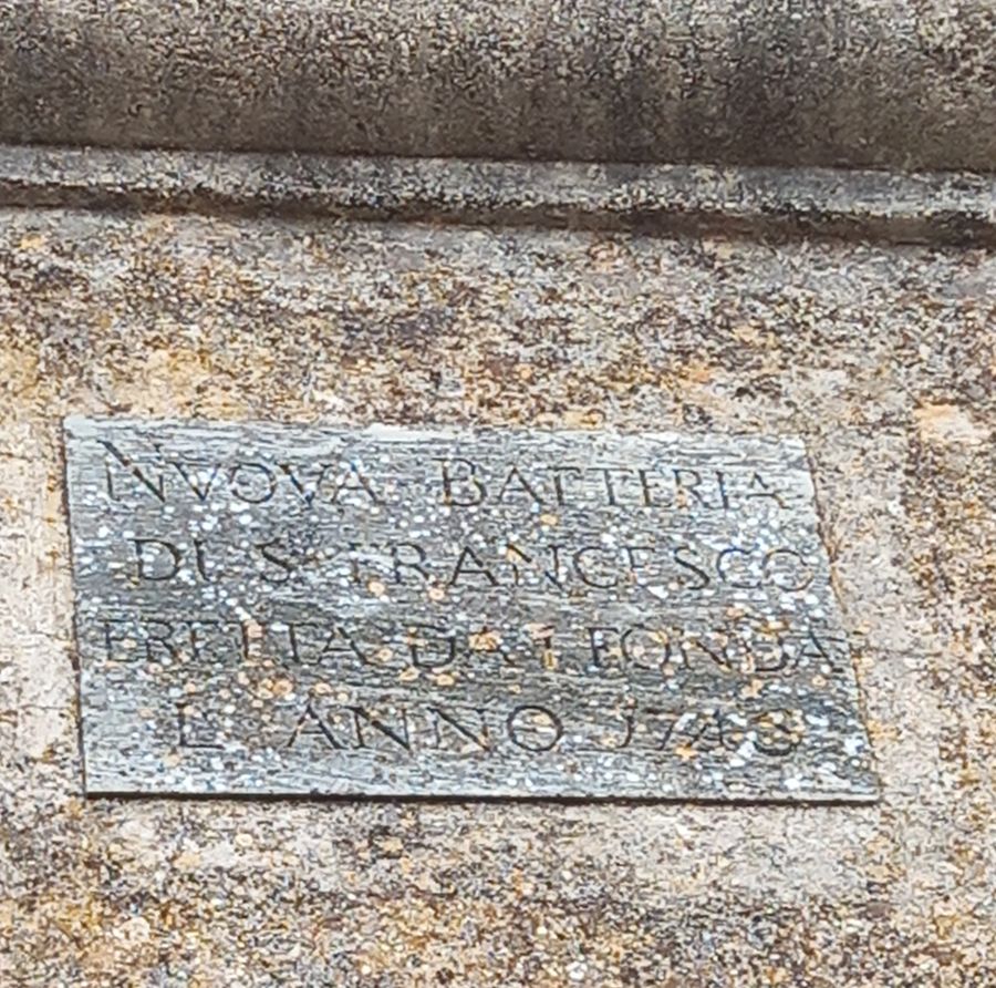 Linguella.Sotto il cordòlo,epigrafe marmorea  11