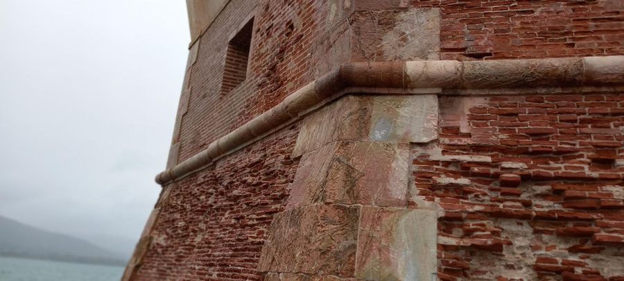 Torre della Linguella . Particolare di spigolo in marmo 4