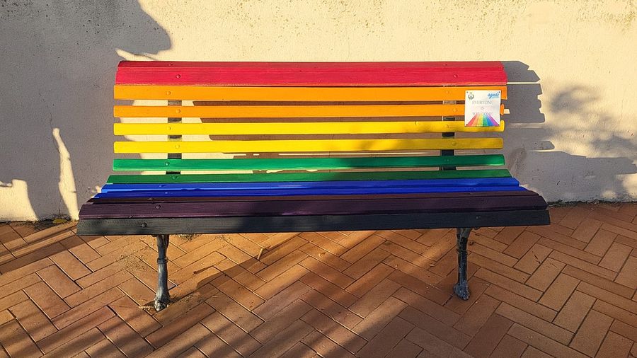 panchina arcobaleno ridipinta (1)