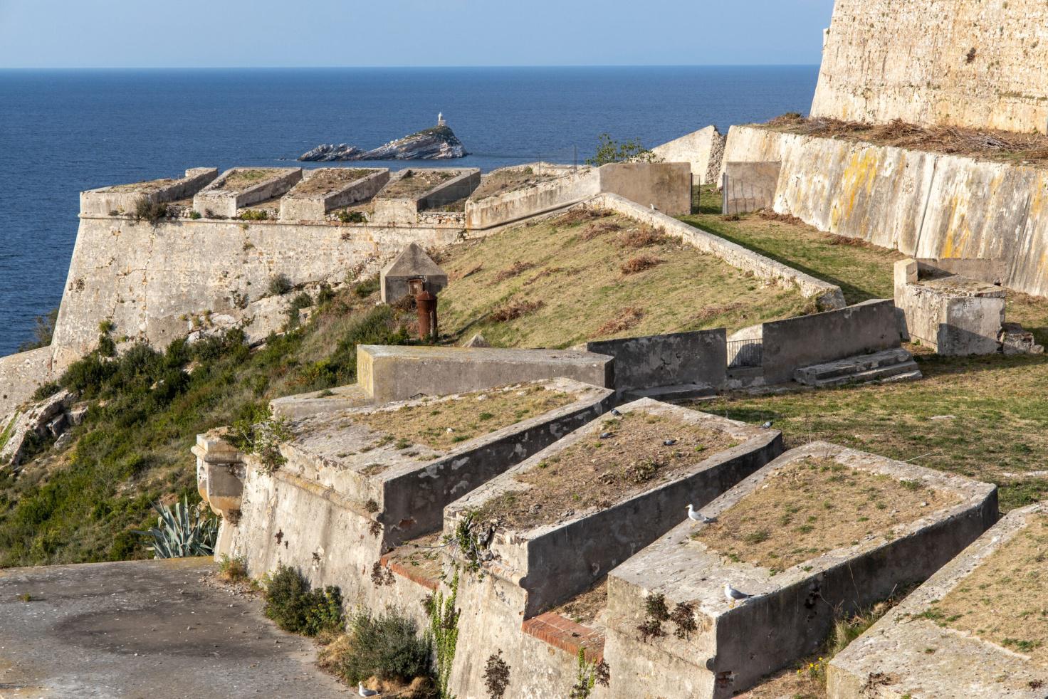 rofilato contro il mare è il bastione “coda di ondine di Santa Fine 3