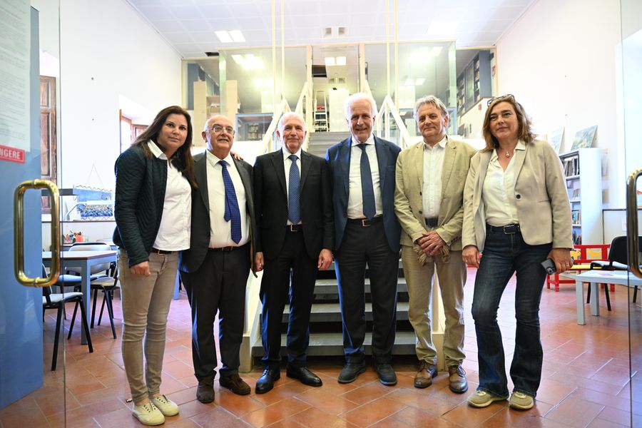 Il presidente Giani e la Giunta di Portoferraio in biblioteca