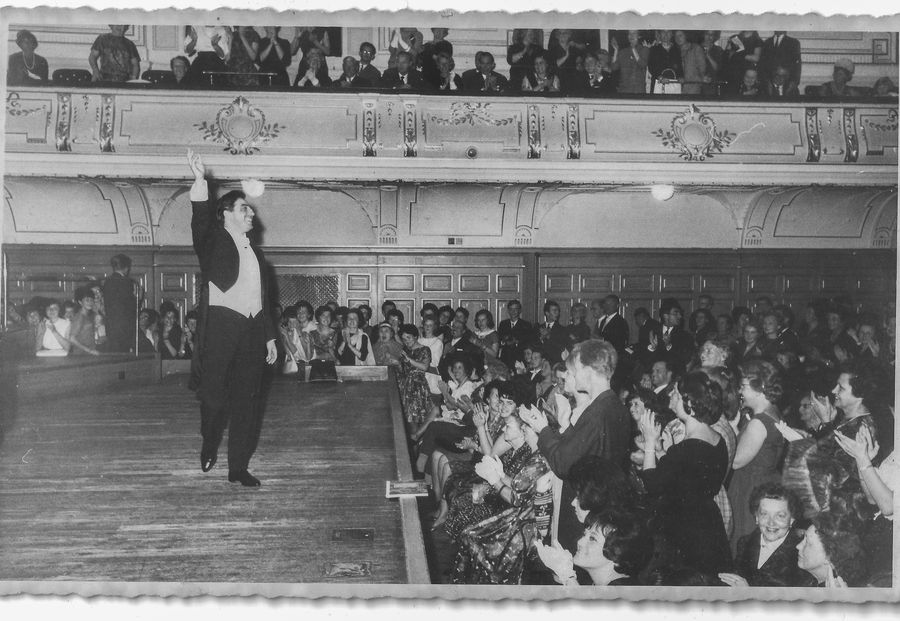 Renato  saluta il pubblico in Germania