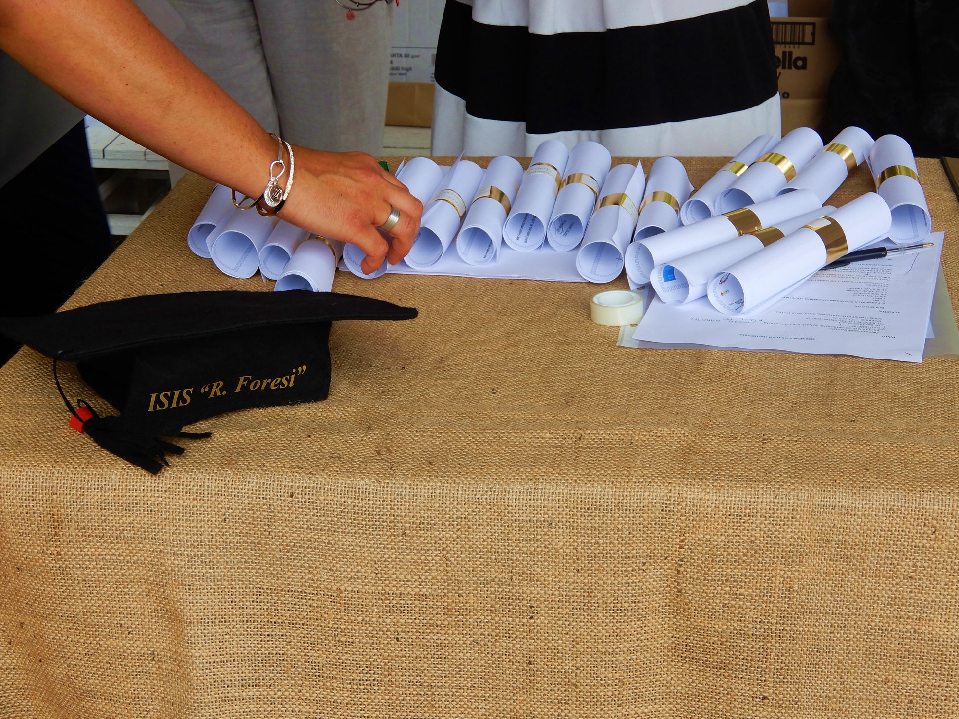 festa diploma 2019 tavolo con diplomi