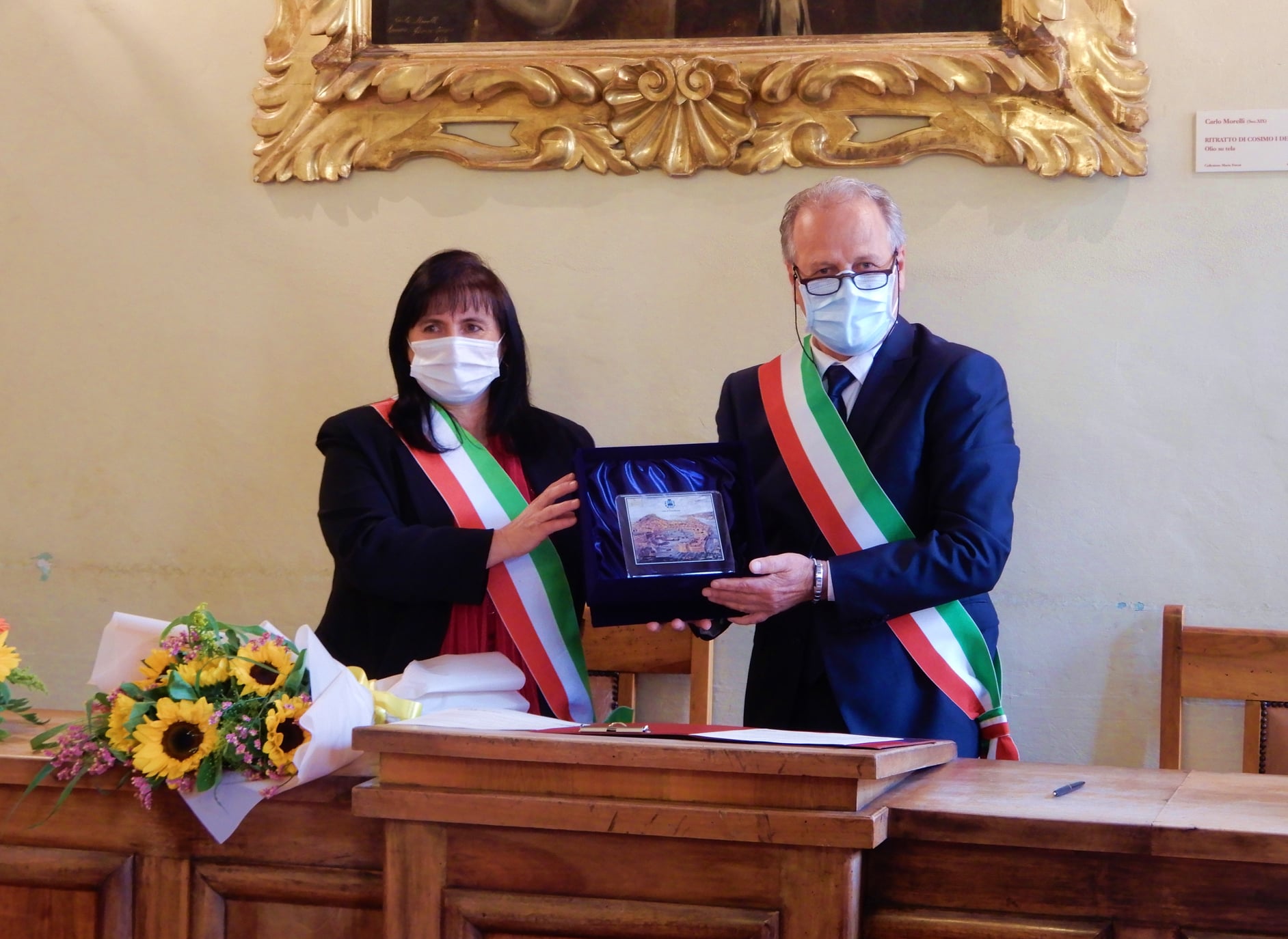 due sindaci e scambio doni