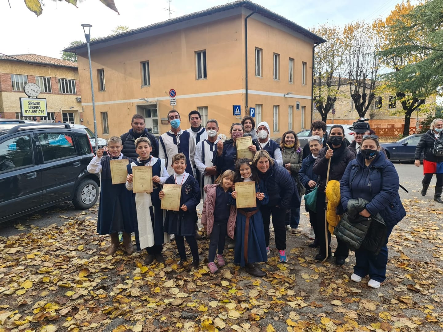 gruppo arcieri e accompagnatori volterra