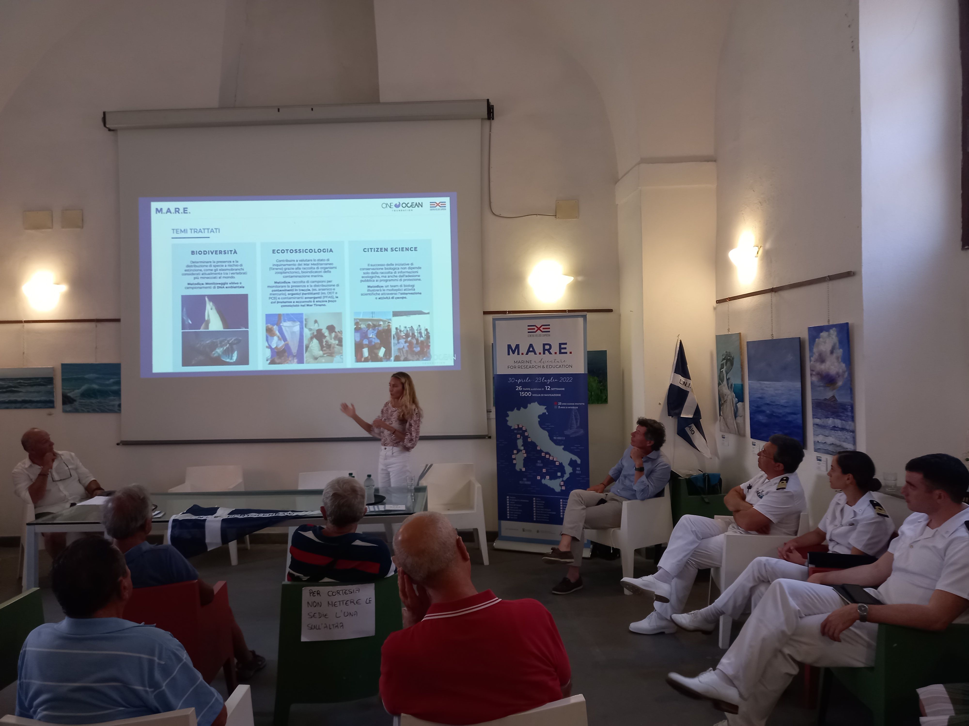 biologa Ginevra Boldrocchi mentre espone il progetto One Ocean CV Caprera