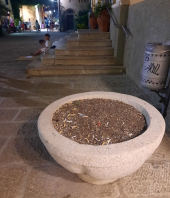 Ricordi di ferragosto e dintorni: la fioriera posacenere, resti della Spiaggiata a Frugoso, immondizia a Forte Stella