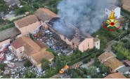 San Giovanni: crollato quasi completamente il tetto dell'edificio in fiamme, il video dall'elicottero dei VVFF
