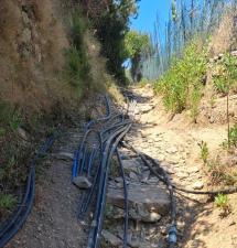 Il pericoloso groviglio di tubi nella discesa dalla Conca alla Cala