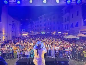 Piazza Cavour strapiena per il concerto di Zucchero best Italian Tribute