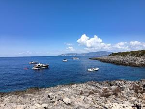 L’assalto al mare di Giannutri non si ferma nemmeno a settembre