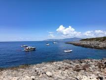 L’assalto al mare di Giannutri non si ferma nemmeno a settembre