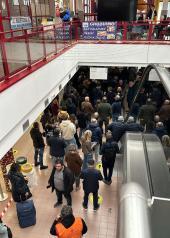 Nuove cancellazioni di corse dei traghetti. In tanti in attesa di un imbarco per l'Elba alla stazione marittima piombinese