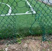Danneggiata la recinzione del campetto comunale della Pineta a Campo