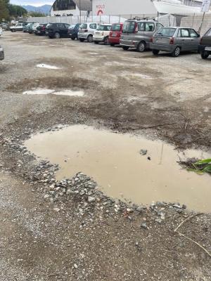 Sport estremi ferajesi: tra le buche del parcheggio di viale Tesei